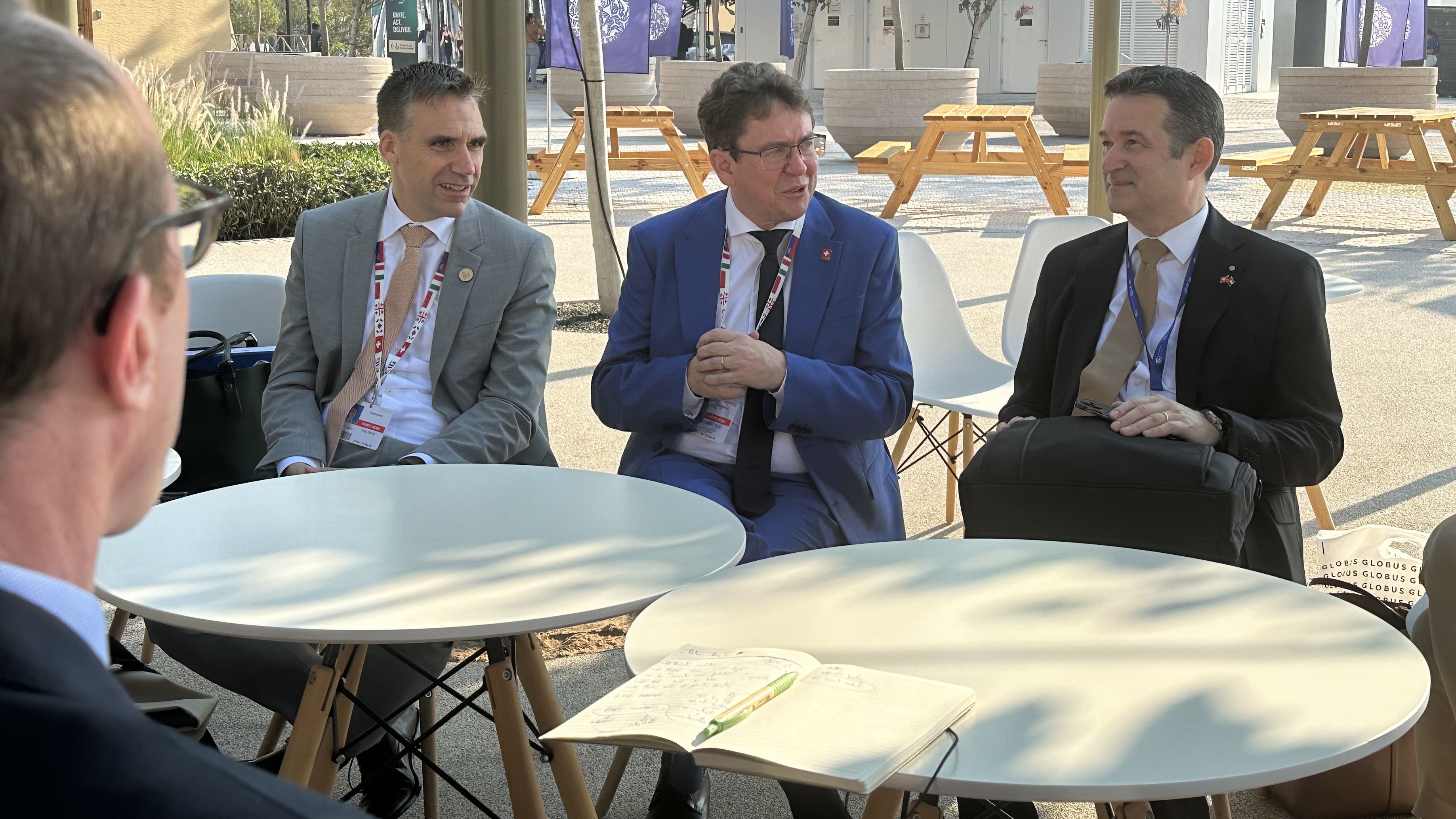 Ambasciatore per l'Ambiente Felix Wertli, il consigliere federale Albert Rösti e Ambasciatore Arthur Mattli
